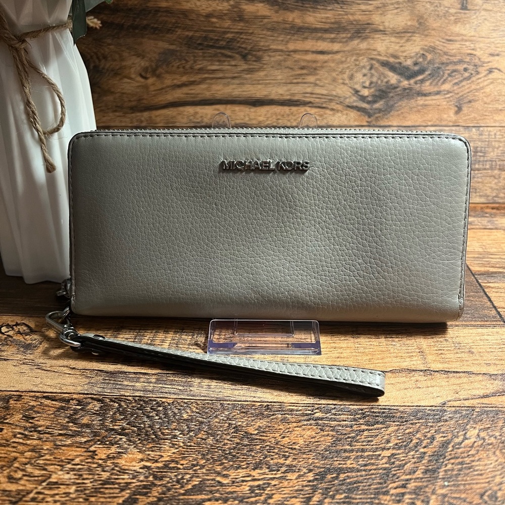 Michael Kors Gray Leather Wallet GUC - Picture 1 of 8